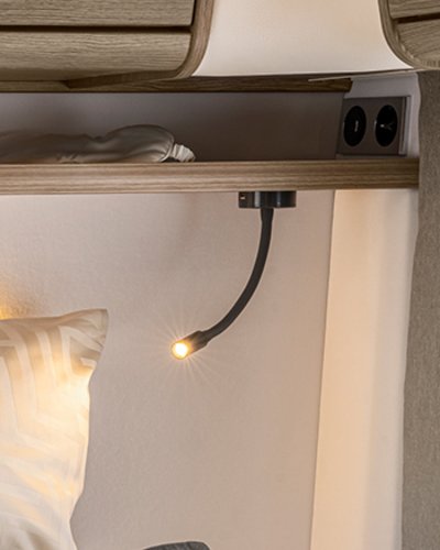Lampa s husím krkem a USB portem